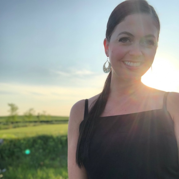 Meet your Posher, Lindsey - Picture 2 of 2